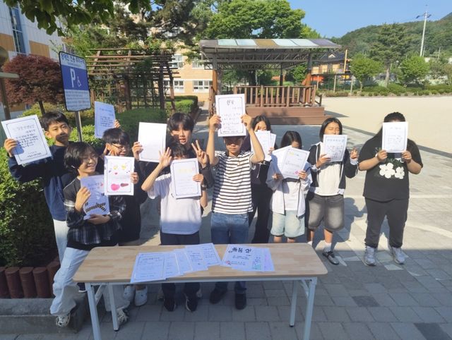 양평 세월초 학생들이 감사편지를 들어보이고 있다. 세월초 제공
