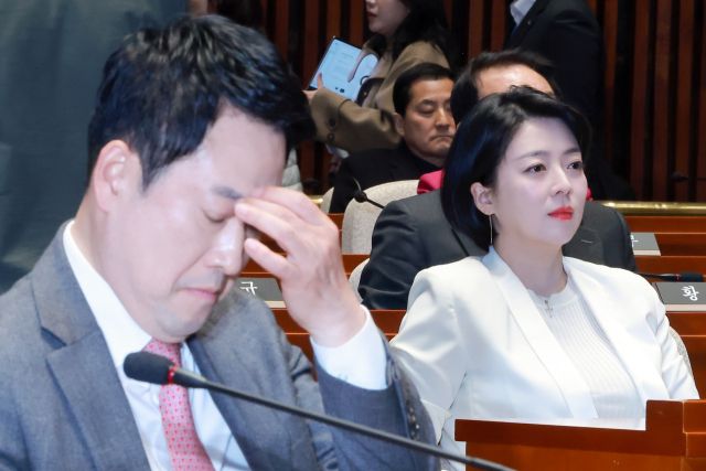 국민의힘 장동혁 대표가 3월 9일 국회에서 열린 의원총회에 참석해 송언석 원내대표 발언을 듣고 있다. 장 대표 오른쪽은 배현진 국민의힘 의원. 연합뉴스