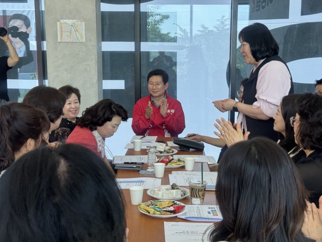 국민의힘 이상일 용인시장 후보가 14일 선거사무소에서 용인시어린이집연합회와 간담회를 갖고 있다. 이상일후보 선거사무소 제공