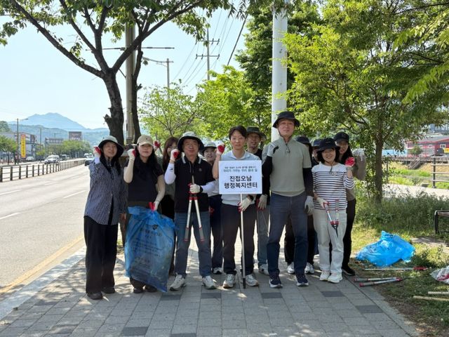 남양주시 진접읍이 ‘우리가 가꾸는 우리 동네 길’ 제초 활동을 추진했다. 남양주시 제공