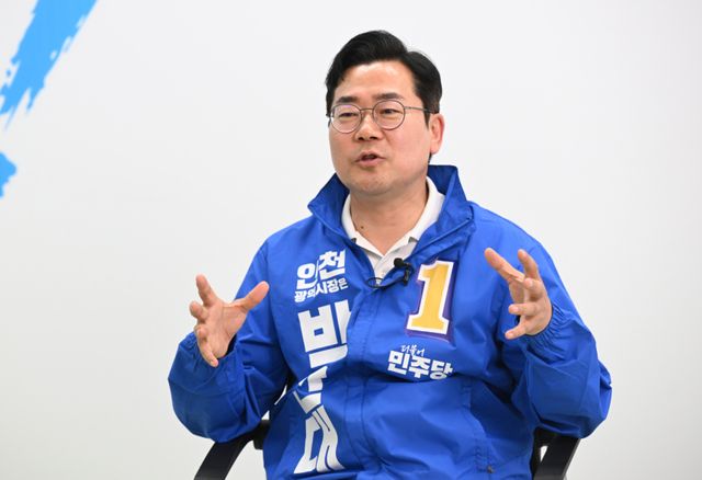 더불어민주당 박찬대 인천시장 후보가 인천의 미래를 여는 ‘5대 공약’을 공개하면서 오는 2030년까지 평균연봉 5천500만원의 시대를 열겠다고 강조했다. 경기일보 DB