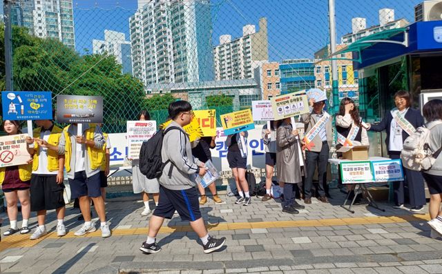 고암중학교 학생과 학부모들이 등교시간에 약물 오남용 ZERO 캠페인을 펼치고 있다. 고암중학교 제공