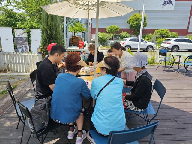 양주시사회적경제지원센터가 마련한 힐링나눔 프로그램에 참가한 어르신들이 음식을 함게 나누며 담소하고 있다. 양주시사회적경제지원센터 제공