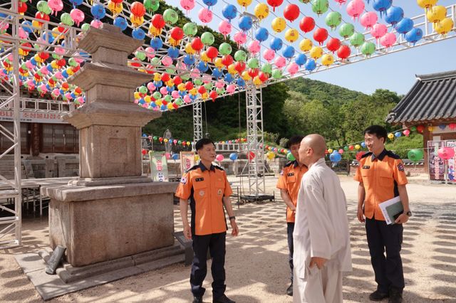 안성소방서(서장 장진식)가 15일 부처님 오신날을 앞두고 안성시 죽산면 칠장사 사찰에 대한 현장안전지도를 가졌다. 안성소방서 제공