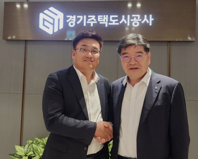 박시선 민주당 여주시장 후보가 지난 14일 김용진 경기주택도시공사 사장과 간담회를 갖고 청년주거청책인 1만원 청년주택을 제시하는 정책제안서를 전달하고 기념촬영을 하고 있다. 박시선 후보 선거캠프