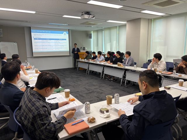 지난 7일 동부권(대구)에서 열린 ‘정책자금 제3자 부당개입 예방’ 순회 교육에 참여한 현장점검단원들이 강의를 듣고 있다. 중소벤처기업진흥공단 제공