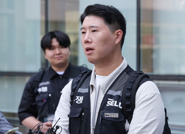 최승호 초기업노조 삼성전자지부 위원장이 13일 경기도 수원시 영통구 수원지방법원에서 열린 삼성전자가 노조를 상대로 제기한 위법 쟁의행위 금지 가처분 신청 심문을 마치고 나와 취재진 질문에 답하고 있다. 연합뉴스