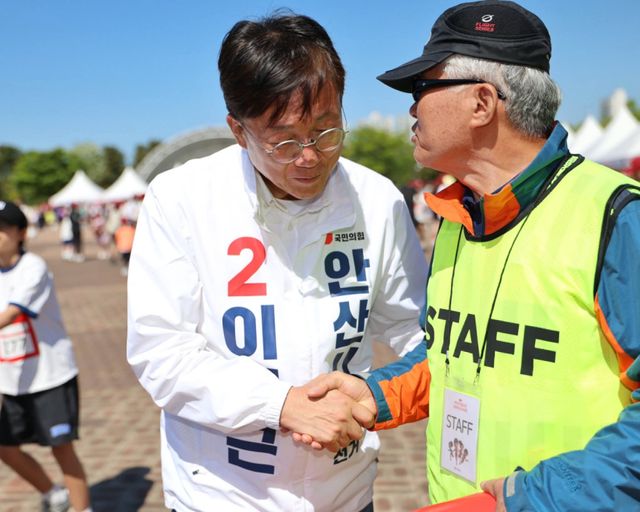 이민근 안산시장 예비후가 선거운동 중 시민의 이야기를 듣고 있다. 이민근 후보 선거 캠프 제공