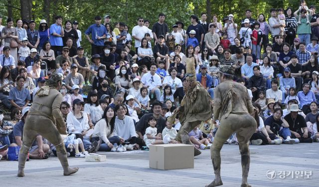 16일 수원특례시 경기상상캠퍼스에서 열린 '2026 수원연극축제'에서 시민들이 거리극 장르의 ‘이렇게 된 이상’ 작품을 감상하고 있다. 이번 축제는 공공공간연극(거리극, 서커스 등) 국내외 19개 작품을 공연하며 이틀간 진행됐다. 홍기웅기자