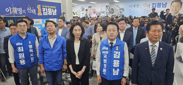 16일 평택시 안중읍에서 열린 김용남 평택을 국회의원선거 후보(우측 두 번째) 선거사무소 개소식에서 정청래 더불어민주당 당대표(우측 첫 번째)와 최원용 평택시장 후보(좌측 첫 번째) 등 참석자들과 기념촬영을 하고 있다. 윤동현기자