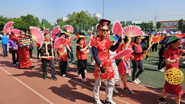 16일 ‘제43회 월미체전’에서 한국방송통신대 인천지역대학 중문학과 학생들이 전통의상을 입고 입장하고 있다. 박기웅기자
