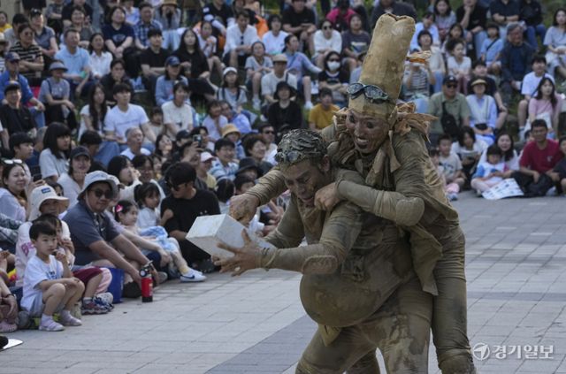 16일 수원특례시 경기상상캠퍼스에서 열린 '2026 수원연극축제'에서 시민들이 거리극 장르의 ‘이렇게 된 이상’ 작품을 감상하고 있다. 이번 축제는 공공공간연극(거리극, 서커스 등) 국내외 19개 작품을 공연하며 이틀간 진행됐다. 홍기웅기자