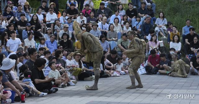 16일 수원특례시 경기상상캠퍼스에서 열린 '2026 수원연극축제'에서 시민들이 거리극 장르의 ‘이렇게 된 이상’ 작품을 감상하고 있다. 이번 축제는 공공공간연극(거리극, 서커스 등) 국내외 19개 작품을 공연하며 이틀간 진행됐다. 홍기웅기자
