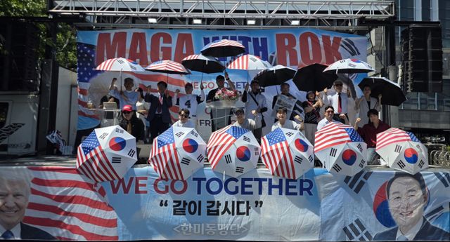 16일 인천 중구 월미공원 앞에서 제6차 한미동맹 강화 촉구 집회에서 참석자들이 태극기와 성조기가 반반씩 그려진 우산을 들고 기념촬영을 하고 있다. 장민재 기자