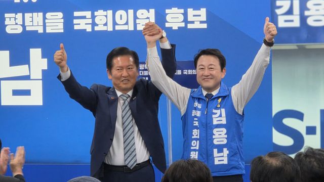 16일 평택시 안중읍에서 열린 김용남 평택을 국회의원선거 후보(우측)가 선거사무소 개소식에서 정청래 더불어민주당 당대표(좌측)과 기념촬영을 하고 있다. 윤동현기자