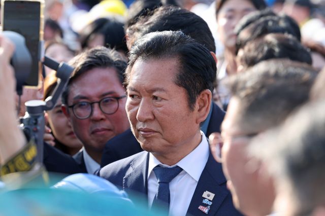 5·18 민주화운동 46주기를 하루 앞둔 17일 광주 동구 5·18민주광장에 열린 전야제에서 더불어민주당 정청래 대표가 이동하고 있다. 연합뉴스