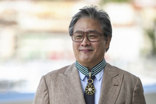 제79회 칸 영화제 심사위원장 박찬욱이 2026년 5월 17일 프랑스 칸에서 열린 제79회 칸 영화제에서 예술문학훈장(Commandeur des Arts et lettres) 메달을 수상한 후 포즈를 취하고 있다.
