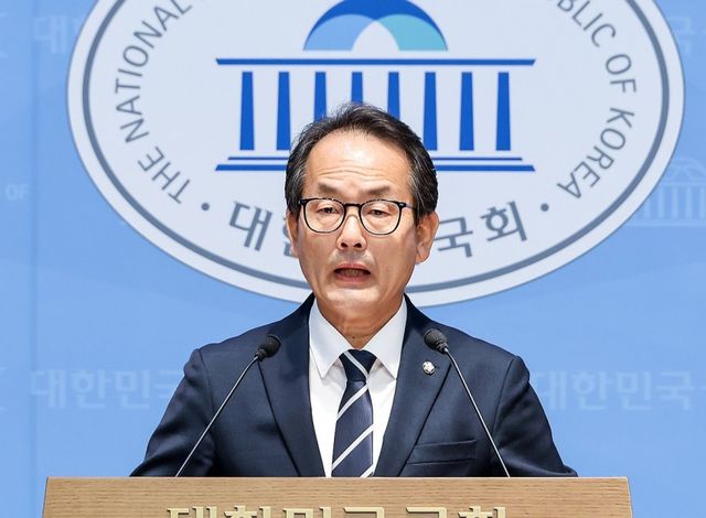 더불어민주당 강준현 선대위 공보단장이 17일 국회 소통관에서 긴급 기자회견을 열고 있다. 연합뉴스