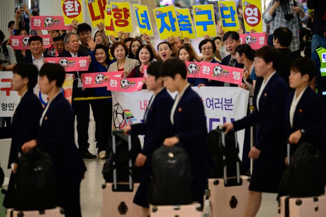 환영받으며 입국하는 내고향축구단. 연합뉴스