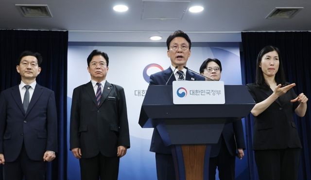 김민석 국무총리가 17일 서울 종로구 정부서울청사에서 삼성전자 파업 관련 대국민 담화를 하고 있다. 연합뉴스