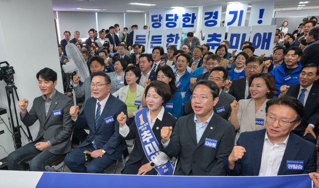 17일 더불어민주당 추미애 경기도지사 후보가 수원특례시 팔달구 마라톤빌딩에서 열린 ‘선거대책위원회 출범식’에서 김태년 총괄선대위원장, 김승원 경기도당위원장 등과 함께 파이팅을 외치고 있다. 윤원규기자