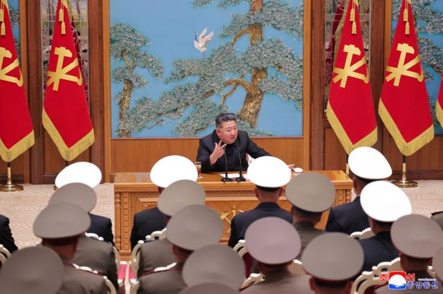 북한 조선중앙통신은 “경애하는 김정은 동지께서 5월 17일 전군의 사·려단 지휘관들의 회합을 소집하시고 그들을 만나시였다”고 18일 보도했다. 연합뉴스