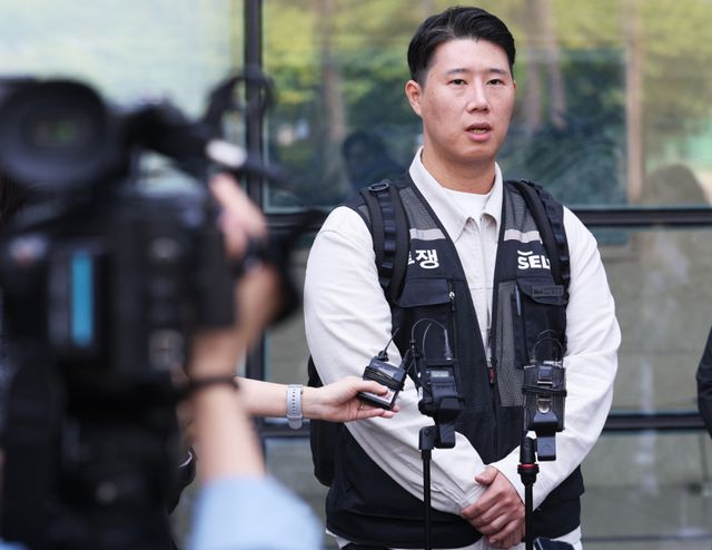 최승호 초기업노조 삼성전자지부 위원장이 13일 경기도 수원시 영통구 수원지방법원에서 열린 삼성전자가 노조를 상대로 제기한 위법 쟁의행위 금지 가처분 신청 심문을 마치고 나와 취재진 질문에 답하고 있다. 연합뉴스