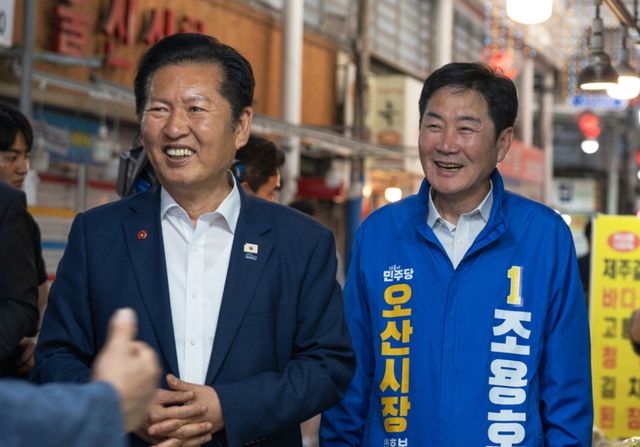 조용호 오산시장 후보가 오색시장은 방문한 정청례 대표와 함께 시민과 대회를 나누고 있다. 조용호 후보 선거사무소 제공