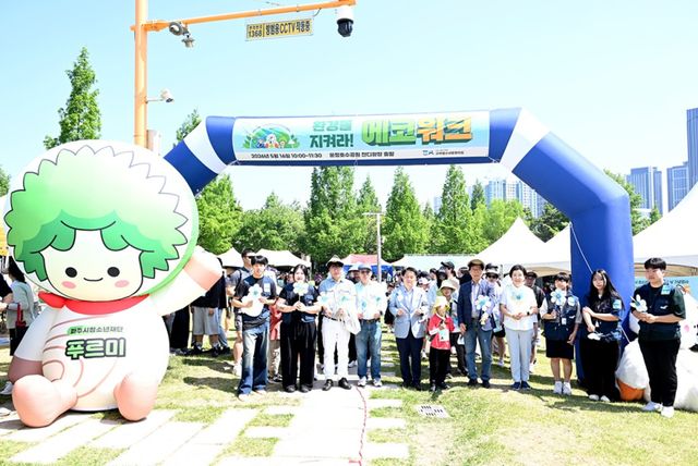 파주시가 지난 16일 운정호수공원 잔디광장에서 ‘2026년 파주시 청소년의 달 및 성년의 날 기념행사’를 개최했다. 파주시 제공