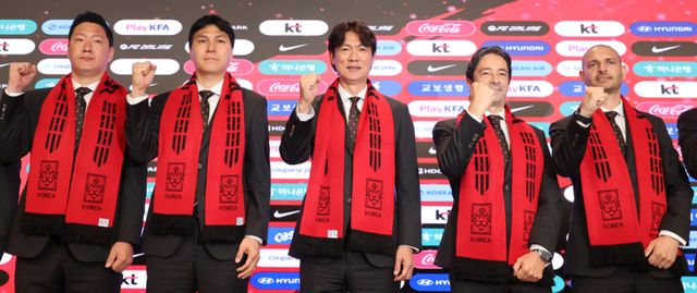 홍명보 한국 축구대표팀 감독(가운데)이 16일 2026 북중미 월드컵 최종 명단 발표 기자회견에서 코치진과 함께 기념촬영을 하고 있다. 연합뉴스