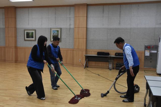 조건도 인천유나이티드 대표이사(오른쪽)를 비롯한 임직원들이 향진원에서 청소봉사를 하고 있다. 인천유나이티드 제공