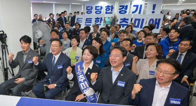17일 더불어민주당 추미애 경기도지사 후보가 수원특례시 팔달구 마라톤빌딩에서 열린 ‘선거대책위원회 출범식’에서 김태년 총괄선대위원장, 김승원 경기도당위원장 등과 함께 파이팅을 외치고 있다. 윤원규기자