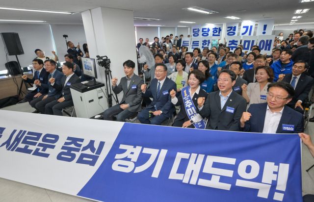 17일 더불어민주당 추미애 경기도지사 후보가 수원특례시 팔달구 마라톤빌딩에서 열린 ‘선거대책위원회 출범식’에서 김태년 총괄선대위원장, 김승원 경기도당위원장 등과 함께 파이팅을 외치고 있다. 윤원규기자