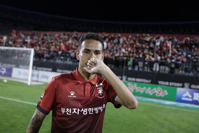 부천FC의 티아깅요가 17일 부천종합운동장에서 열린 하나은행 K리그1 15라운드 홈 경기에서 포항 스틸러스를 2대0으로 꺾은 뒤 기념촬영을 하고 있다. 한국프로축구연맹 제공
