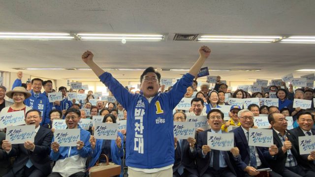 더불어민주당 박찬대 인천시장 후보가 최근 개소식을 열고 기념촬영 하고 있다. 당찬캠프 제공