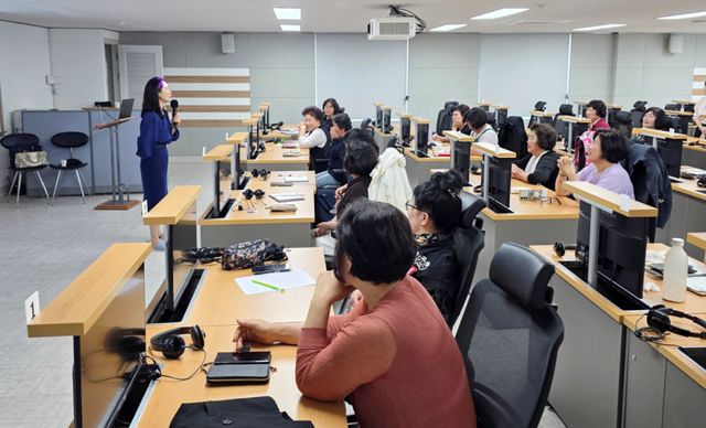 경기도농업기술원이 ‘여성농업인 스마트 비서 만들기 교육’을 실시했다고 18일 밝혔다. 사진은 교육을 진행하고 있는 모습. 경기도농업기술원 제공