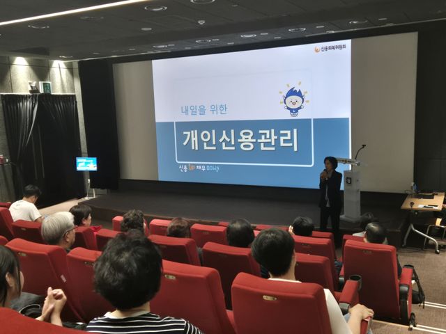정미연 복지정책과장이 강의를 소개하고 있다. 부천시 제공