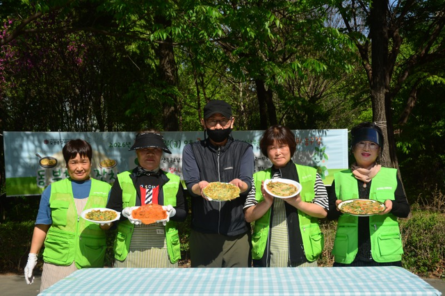 주택관리공단 인천지사 인천갈산2주거행복지원센터는 최근 단지에서 ‘갈산마을 문화축제’를 열고 주민 300여명과 ‘부침개 함께 나눔’ 이벤트를 했다. 공단 제공