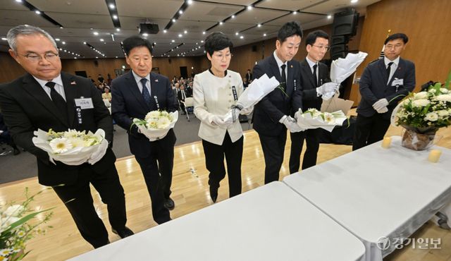 18일 경기도의회 대회의실에서 열린 ‘제46주년 5·18 민주화운동 경기도 기념식’에서 김성중 도 행정1부지사, 김진경 도의회 의장, 이향숙 경기남부보훈지청장 등이 대표헌화를 하고 있다. 김시범기자