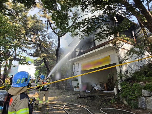 18일 오전 인천 연수구 동춘동 청량산 인근 음식점에서 불이 난 모습. 인천소방본부 제공