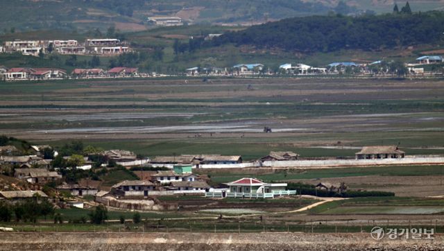 18일 인천 강화군 강화평화전망대에서 바라본 북한 황해북도 개풍군에서 북한 주민들이 봄 농번기를 맞아 모내기를 하고 있다. 조병석기자