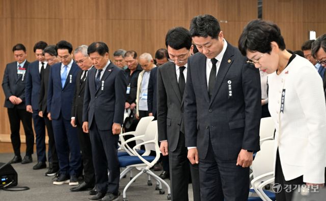 18일 경기도의회 대회의실에서 열린 ‘제46주년 5·18 민주화운동 경기도 기념식’에서 김성중 도 행정1부지사, 김진경 도의회 의장, 이향숙 경기남부보훈지청장 등이 묵념을 하고 있다. 김시범기자
