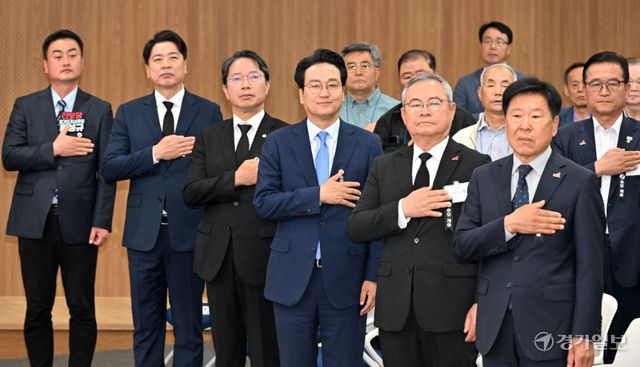18일 경기도의회 대회의실에서 열린 ‘제46주년 5·18 민주화운동 경기도 기념식’에서 김승원 부승찬 국회의원, 홍성규 진보당 경기도지사 후보, 안민석 경기도교육감 후보 등이 국민의례를 하고 있다. 김시범기자