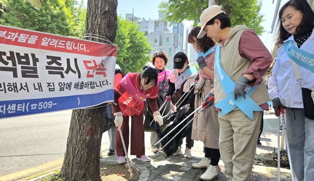 국민의힘 이단비 인천 부평구청장 후보가 주민들과 쓰레기 줍기 봉사를 하고 있다. 이단비 후보 선거캠프 제공