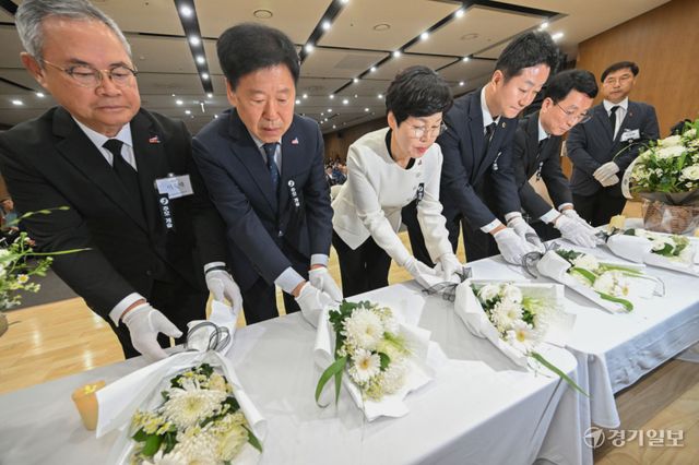 18일 경기도의회 대회의실에서 열린 ‘제46주년 5·18 민주화운동 경기도 기념식’에서 김성중 도 행정1부지사, 김진경 도의회 의장, 이향숙 경기남부보훈지청장 등이 대표헌화를 하고 있다. 김시범기자
