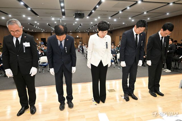 18일 경기도의회 대회의실에서 열린 ‘제46주년 5·18 민주화운동 경기도 기념식’에서 김성중 도 행정1부지사, 김진경 도의회 의장, 이향숙 경기남부보훈지청장 등이 대표헌화를 하고 있다. 김시범기자