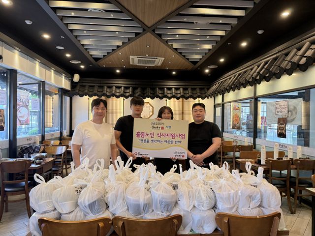 ㈜역전푸드 김명환 대표는 18일 가정의 달을 맞아 광주시 남부 무한돌봄 행복나눔센터에 국밥 100세트를 지원했다. 광주시 제공