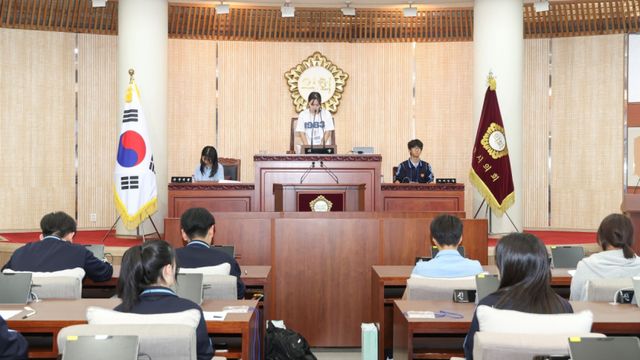 고양특례시의회 본회의장에서 열린 ‘2026년 청소년 의회체험교실’에 참가한 발산중학교 학생들이 모의 회의를 진행하고 있다. 고양특례시의회 제공