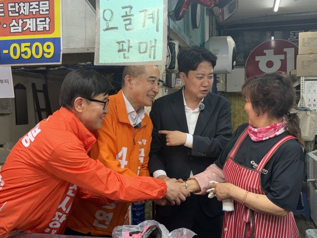 19일 이준석 개혁신당 당대표가 인천 연수구 옥련시장에서 정승연 연수갑 후보, 이기붕 인천시당 후보와 함께 상인과 인사하고 있다. 김샛별 기자