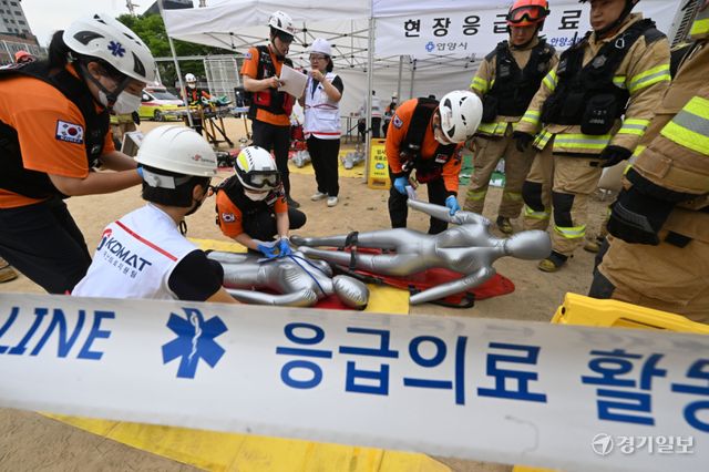 19일 오후 안양종합운동장에서 열린 ‘2026 안양시 재난대응 안전한국훈련’에서 소방관들이 실내체육관 붕괴 사고를 가정해 고립 차량에서 부상자를 구조하고 있다. 이날 훈련은 인명구조와 사고 현장 수습 등 재난 대응 체계 점검 방식으로 진행됐다. 김시범기자